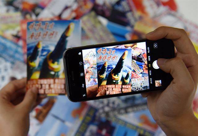 과거 삐라를 주우면 신고부터 생각했겠지만 국민 의식 수준이 한참 높아진 요즘 삐라를 대하는 자세는 사뭇 다르다. 말로만 듣던 삐라가 신기하다 보니 일단 휴대폰을 꺼내 찍고 SNS에 공유한다. 인스타그램에 올라온 ‘삐라’ 관련 게시물은 8일 기준 1,400여 건에 달한다.