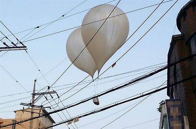 [Q4. 누가 언제 어떻게 어디로 삐라를 보내나?] 2016년 5월 30일 서울 은평구 주택가 전깃줄에 걸린 북한의 삐라 뭉치와 대형 풍선. 연합뉴스