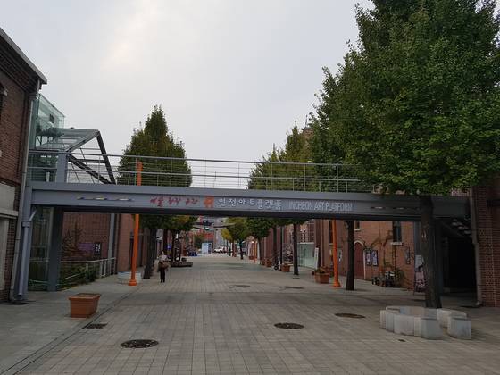 개항당시와 1930~40년대 지어진 붉은 벽돌의 창고들이 예술과 창작의 공간으로 바뀌었다. [사진 임명수 기자]