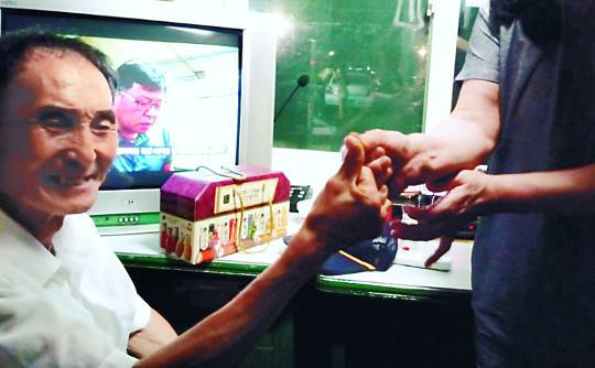 참 착한 경비원 아저씨와 마음 따뜻한 주민들이 그곳에 살고 있었다. 지난 8월 건강 문제로 일을 그만두려던 80세 경비원 박수홍씨가 한 주민과 손가락을 걸고 아파트를 떠나지 않기로 약속하고 있다. 송원맨션 제공