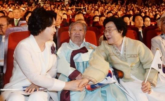 김정숙 여사가 이용수 할머니와 지난 8월 15일 광복절 행사에서 만나 인사를 하고 있다. 사진 가운데는 위안부 피해자 길원옥 할머니. [사진제공=연합뉴스]