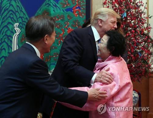 (서울=연합뉴스) 김주형 기자 = 도널드 트럼프 미국 대통령이 7일 오후 청와대에서 열린 국빈만찬에서 위안부 피해자 이용수 할머니와 포옹하며 인사하고 있다. 왼쪽은 문재인 대통령. 2017.11.7      scoop@yna.co.kr