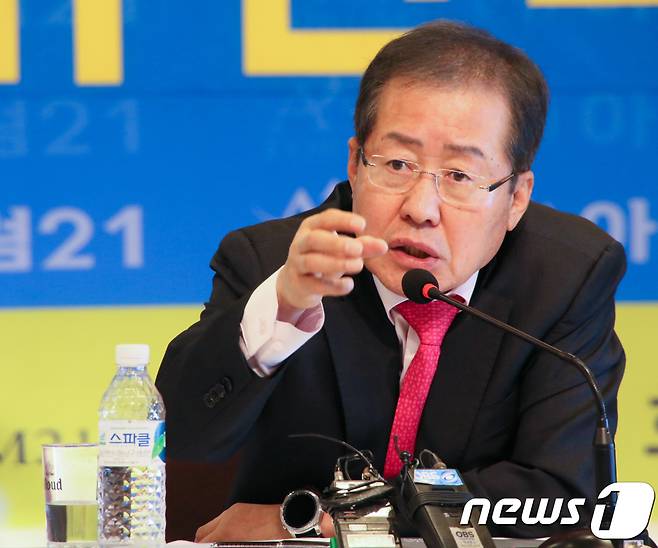 홍준표 자유한국당 대표가 10일 대구 호텔수성에서 열린 대구경북중견언론인모임인 아시아포럼21 정책토론회에 참석해 취재진들의 질문에 답하고 있다. © News1 정우용 기자