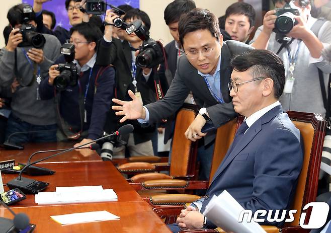 고대영 KBS 사장이 10일 오후 서울 여의도 국회 과학기술정보방송통신위원회의 한국방송공사(KBS), 한국교육방송공사(EBS)에 대한 국정감사에서 노조원의 질문 공세를 받고 있다. 2017.11.10/뉴스1 © News1 박정호 기자