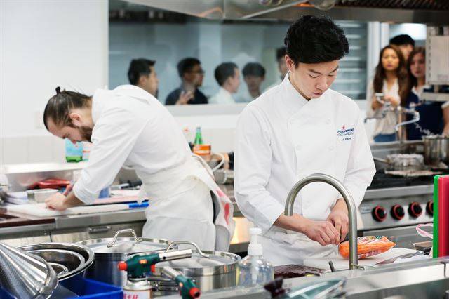 재료를 손질하는 박종윤(오른쪽) 영 셰프.