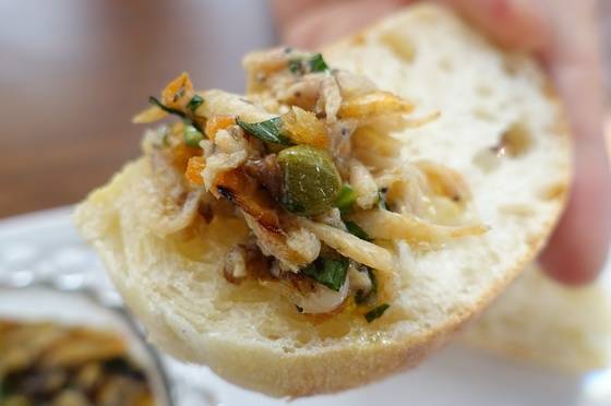 전채는 치아바타에 생새우 에스카베슈를 올려 오픈 샌드위치처럼 먹는다.