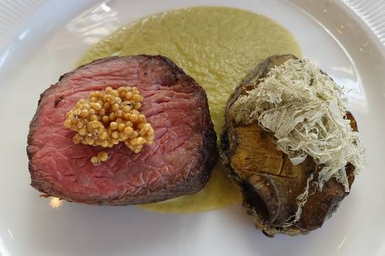 메인 요리로 나온 수비드해 구운 울산 한우 채끝 스테이크와 자연산 전복찜. 접시엔 애호박 퓌레를 깔았다. 스테이크에는 씨겨자 무침, 전복에는 백 다시마를 대패로 밀어 웃기로 올렸다.