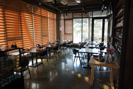 오후 쉬는 시간의 ‘프렙’ 내부. 블라인드를 걷으면 창 밖으로 인왕산 북쪽 자락이 한눈에 들어온다.