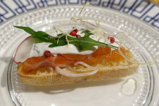 직접 훈연한 연어 브루스케타.