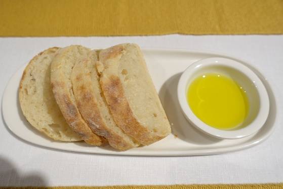 부야베스 국물에 적셔 먹으라며 내준 직접 구운 치아바타.