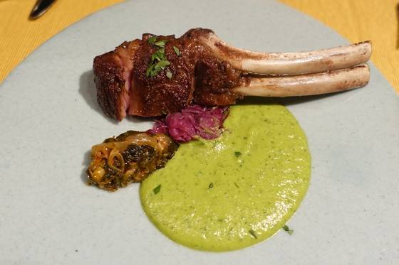 메인으로 나온 양갈비 스테이크는 방아잎 퓌레를 바닥에 깔고 파김치로 만든 처트니와 적양배추 퐁드르를 곁들였다.