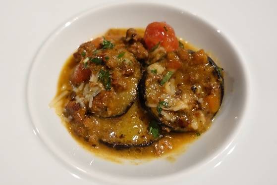 라구 소스를 헤치자 속에서 구운 가지가 나왔다.