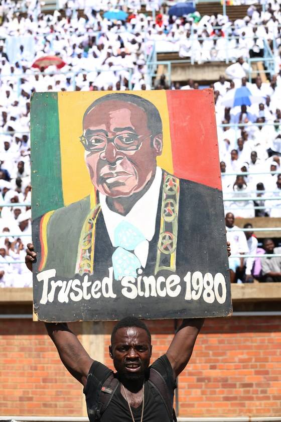 무가베 대통령의 지지자. 초상화 아래엔 '1980년부터 믿어왔다'고 써있다. 무가베는 1980년부터 집권하고 있다. [EPA=연합뉴스]