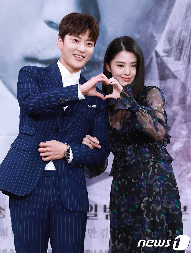 배우 장승조, 한소희(오른쪽)가 7일 오후 서울 상암 MBC 사옥에서 진행된 드라마 '돈꽃' 제작발표회에 참석해 포즈를 취하고 있다. 2017.11.7 / 뉴스1 © News1 강고은 에디터