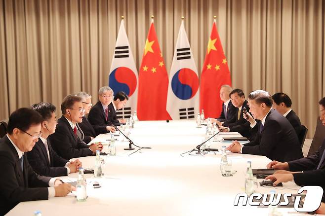 문재인 대통령이지난 7월6일 (현지시간) 독일 베를린 인터콘티넨탈 호텔에서 열린 한-중 정상회담에서 시진핑 중국 국가주석과 대화를 나누고 있다. (청와대 페이스북) 2017.7.6/뉴스1