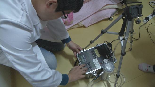 라돈 농도를 측정하는 장면. [중앙포토]