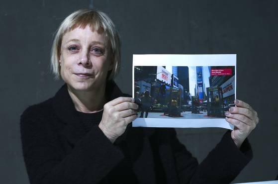 미국 뉴욕 타임스퀘어의 공공예술 프로젝트를 책임진 데브라 시몬. 10일 ‘2017 세계문화대회’ 참석차 방한한 그가 지난 6월 타임스퀘어에서 길거리 공연으로 펼친 ‘홀로신즈(Holoscenes)’ 사진을 보여주며 설명하고 있다. 임현동 기자