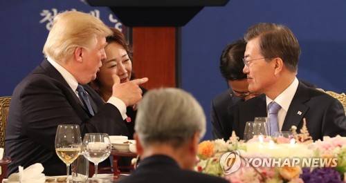 (서울=연합뉴스) 김주형 기자 = 문재인 대통령과 도널드 트럼프 미국 대통령 내외가 7일 오후 청와대 영빈관에서 열린 국빈만찬에서 밝게 대화하고 있다. 2017.11.7 kjhpress@yna.co.kr