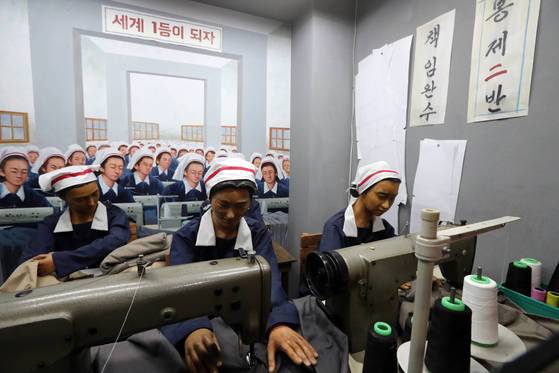 서울 마포구 상암동 박정희대통령기념도서관에 있는 1970년대 봉제 공장 재현 모습 . 최정동 기자