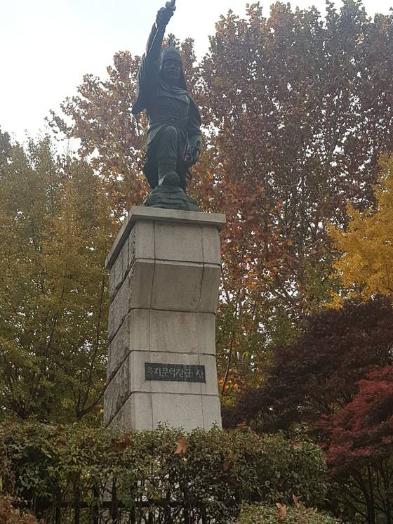 서울어린이대공원에 설치된 을지문덕 장군 동상.［사진 서울시］