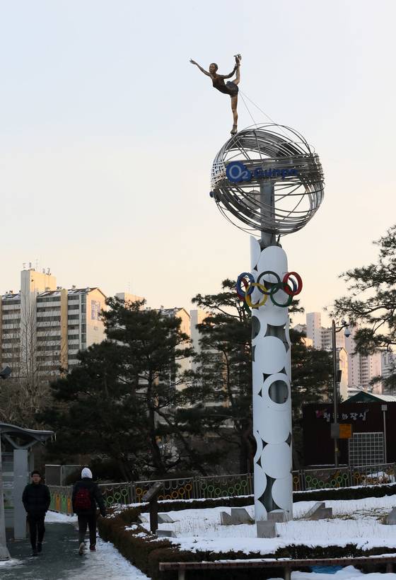 경기 군포시의 김연아 동상은 김연아와 전혀 닮지 않았다는 지적을 받는다.［중앙포토］