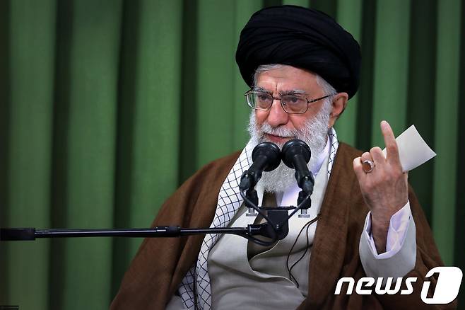 아야톨라 알리 하메네이 이란 최고지도자가  지난달 18일 미국이 핵합의를 불인정하면 이란도 핵합의를 파기할 것이라고 경고했다. © AFP=뉴스1