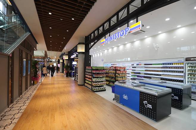 휴게소 1층에 설치된 편의점. 3층에는 슈퍼마켓이 있다. 신인섭 기자