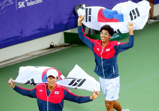 남자테니스 임용규.정현(오른쪽). 2014년 인천 아시안게임 남자 복식 금메달을 확정짓고 환호하고 있다.