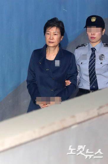 박근혜 전 대통령이 지난달 16일 구속 연장 후 첫 공판에 출석하기 위해 서울중앙지법에 들어서고 있다. (사진=박종민 기자/노컷뉴스)