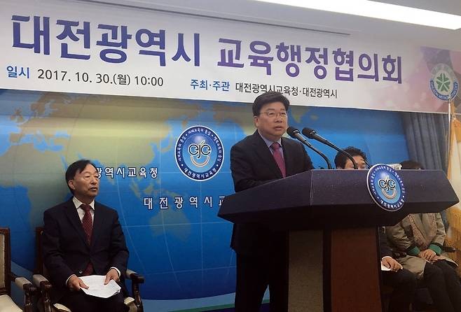 권선택 대전시장이 정치자금법 위반으로 징역형이 확정돼 시장직을 잃게 됐다. 사진은 지난달 30일 대전시교육청 브리핑룸에서 권 시장이 교육행정협의회 합의 내용을 설명하는 모습.  송인걸 기자