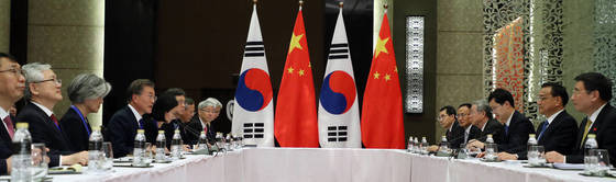 문재인 대통령이 13일 오후 '제31차 ASEAN 정상회의'가 열리는 필리핀 마닐라 소피텔 호텔에서 리커창 중국 총리와 회담하고 있다. 청와대 사진기자단