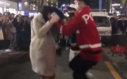 홍대 버스킹 중 임병두씨가 구경하던 여성의 머리채를 잡고 흔드는 퍼포먼스를 하고 있다. [사진 유튜브 영상 캡처]