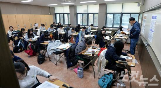2017학년도 대학수학능력시험을 치고 있는 수험생. (사진 = 이한형 기자)