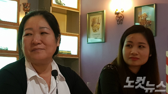 지난 2일 베트남 호치민 시의 한 카페에서 평화기행단과 만난 한국계 혼혈인 응우옌 티 낌(47) 씨와 그의 딸 응우옌 티 투이응언(26) 씨(사진=김광일 기자)