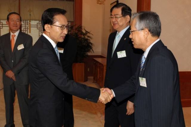 ▲ 2010년 9월 이명박 대통령과 이석채 KT 회장이 청와대에서 대기업 대표들과 가진 조찬 간담회에서 악수하고 있다. ⓒ연합뉴스