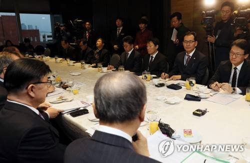 (서울=연합뉴스) 이지은 기자 = 고형권 기획재정부 1차관이 14일 오전 서울 영등포구 CCMM빌딩에서 개신교 대표들과 가진 종교인 과세 간담회에서 한국교회 공동TF 대표위원장인 권태진 목사의 인사말을 듣고 있다. 2017.11.14      jieunlee@yna.co.kr