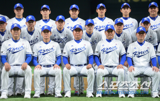 14일 도쿄에 입성한  '아시아 프로야구 챔피언십(APBC) 2017' 국가대표팀 선수들이 15일 도쿄돔에서 공식 훈련을 가졌다. 훈련에 앞서 대표팀 선수들이 기념촬영에 임하고 있다. 한국은 오는 16일부터 일본 도쿄돔에서 열리는 2017 APBC에 참가해 일본, 대만과 초대 우승을 다툰다.  도쿄돔(도쿄)=최문영 기자  deer@sportschosun.com /2017.11.15/