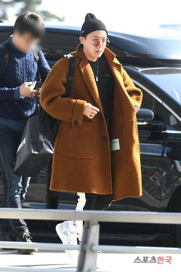 '아메리칸 뮤직 어워즈' 참석차 인천국제공항을 통해 미국 로스앤젤레스로 출국하고 있는 방탄소년단(BTS) 제이홉. 사진=장동규 기자 jk31@hankooki.com