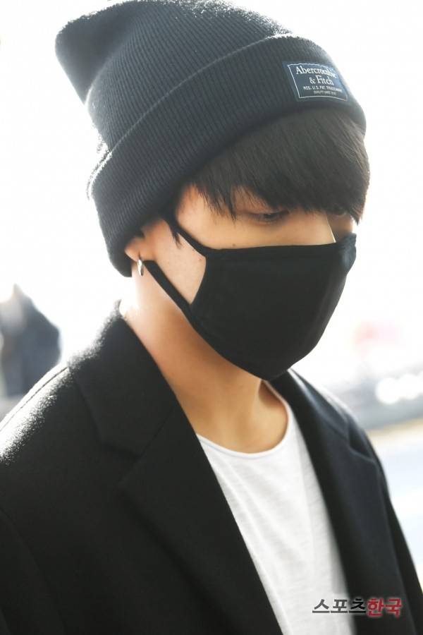 '아메리칸 뮤직 어워즈' 참석차 인천국제공항을 통해 미국 로스앤젤레스로 출국하고 있는 방탄소년단(BTS) 정국. 사진=장동규 기자 jk31@hankooki.com