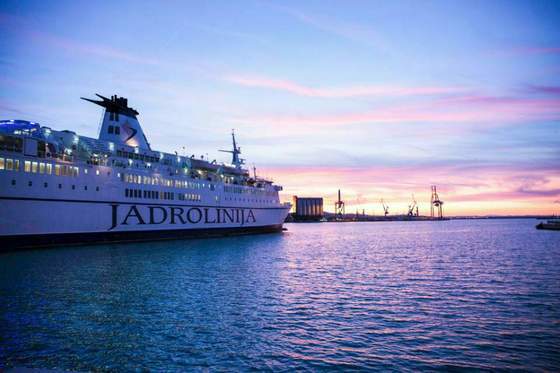우리를 아드리아 해 건너편 크로아티아로 건네다 줄 거대한 유람선. 저녁노을을 배경으로 앙코나 항에 아름다운 모습으로 떠있다. [사진 장채일]