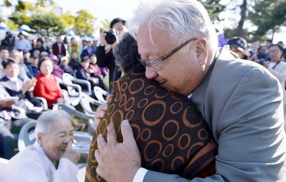 지난 2007년 미국 연방하원의 위안부 결의안 통과를 주도했던 마이크 혼다 전 하원의원이 지난 10월 13일 충북 보은군에서 열린 평화의 소녀상 제막식에 참석, 이옥선, 강일출, 박옥선 위안부 할머니를 만나 반갑게 인사하고 있다. 김성태 기자