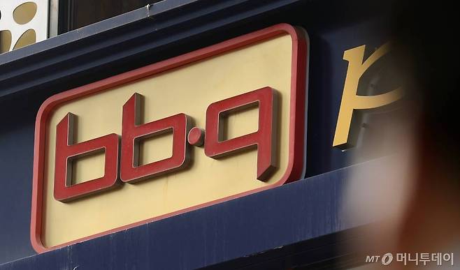 【서울=뉴시스】김선웅 기자 = 공정거래위원회가 김상조 위원장 취임 후 첫 행보로 대형 치킨 프랜차이즈 비비큐(BBQ)에 대한 가맹사업법 위반 혐의에 대해 현장조사를 착수했다고 밝힌 16일 오후 시민들이 서울 종로구에 위치한 한 BBQ매장 앞을 지나고 있다. 2017.06.16.   mangusta@newsis.com  <저작권자ⓒ 공감언론 뉴시스통신사. 무단전재-재배포 금지.>