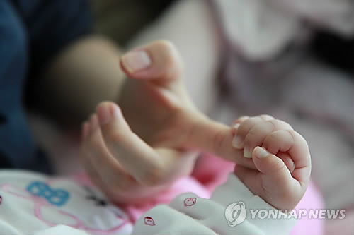 엄마와 아기 손 [연합뉴스 자료사진]