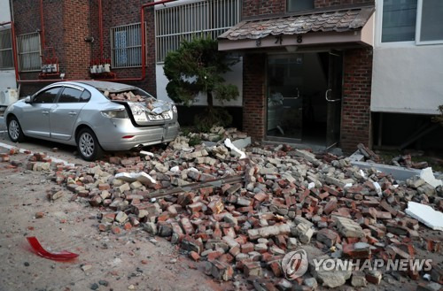 (포항=연합뉴스) 김용태 기자 = 15일 포항에서 발생한 지진으로 북구의 한 빌라 외벽이 무너져 내려 파편이 뒹굴고 있다.     yongtae@yna.co.kr