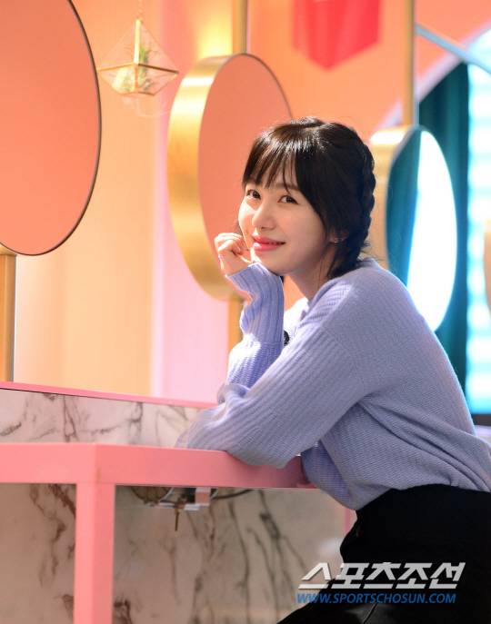 가수 겸 배우 권민아가 15일 오후 서울 중구 명동에 위치한 한 카페에서 열린 MBC 드라마 '병원선' 종영 인터뷰에 앞서 포즈를 취하고 있다.  김경민 기자 kyungmin@sportschosun.com / 2017.11.16.