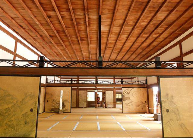 보통 석정에 한 눈이 팔려 방장은 소외된다. 석정을 등지고 바라보는 이중 참선을 추천.