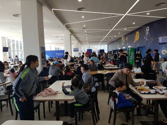 관람객들로 가득찬 과학관 구내식당. 황선윤 기자