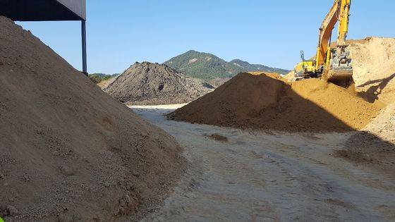 삼한C1 예천 공장은 황토 지대에 들어서 있다. 흙의 본래 색깔에 따라 벽돌의 색상이 결정된다. [사진 송의호]