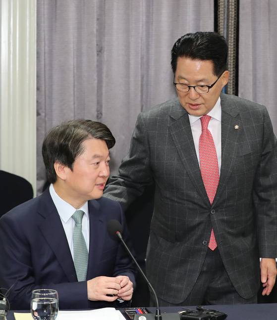 국민의당 안철수 대표(왼쪽)와 박지원 의원이 9일 오전 서울 여의도 켄싱턴호텔에서 열린 전라남도와의 예산정책협의회에 참석, 기념촬영을 마친 뒤 대화하고 있다. [연합뉴스]