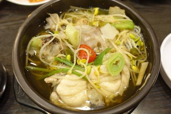 점심에만 단일 메뉴로 내고 있는 생아구탕. 맑은 국물 맛은 시원하지만 매운 풋고추가 들어가서 아주 칼칼하다. 매운 것 좋아하지 않는 사람은 미리 얘기하면 덜 맵게 해준다. 뚝배기가 우묵해 양이 적지 않다.